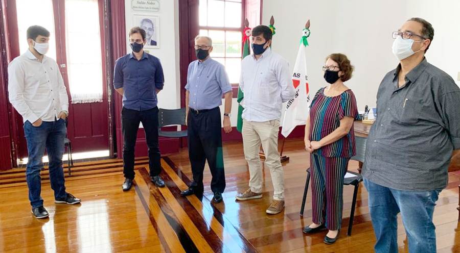 Reunião em Leopoldina busca solução para falta de insumos para tratamento da Covid na Casa de Caridade