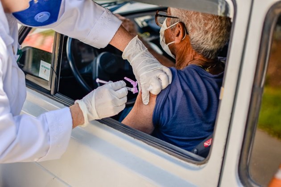 Leopoldina começa a vacinar contra a Covid-19 pessoas com 64 e 65 anos nesta semana